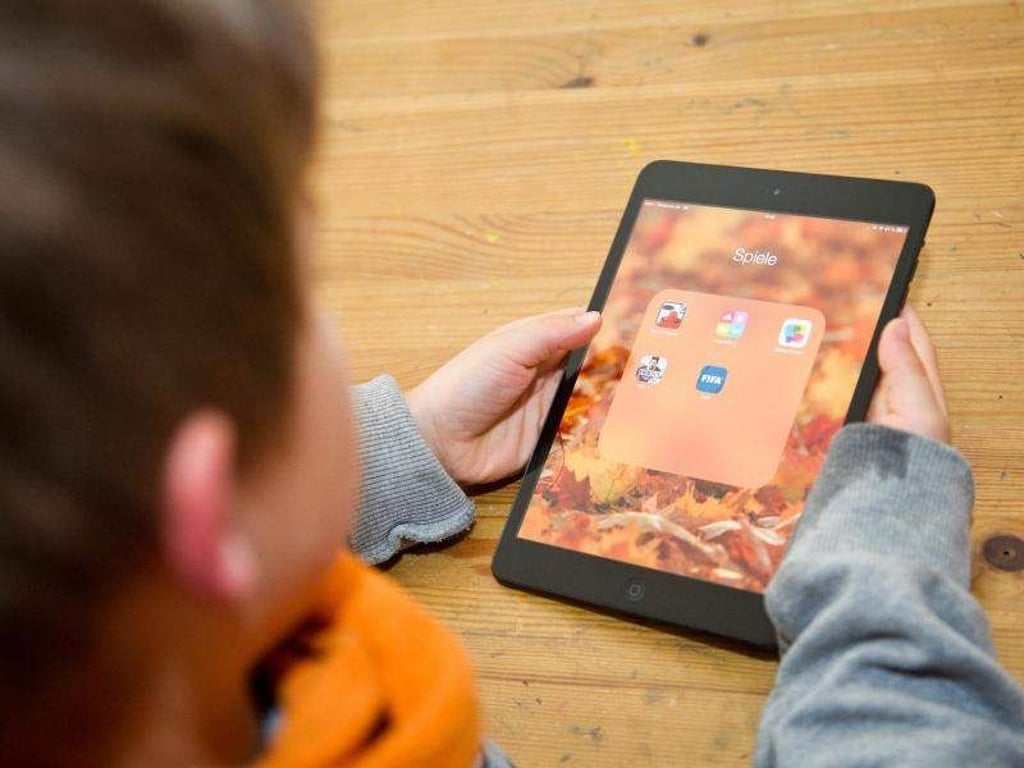 Wollen Kinder etwas auf dem Tablet anhören, sollten Eltern bei der Format-Auswahl ein paar Punkte beachten. Foto: Ole Spata/Symbolbild