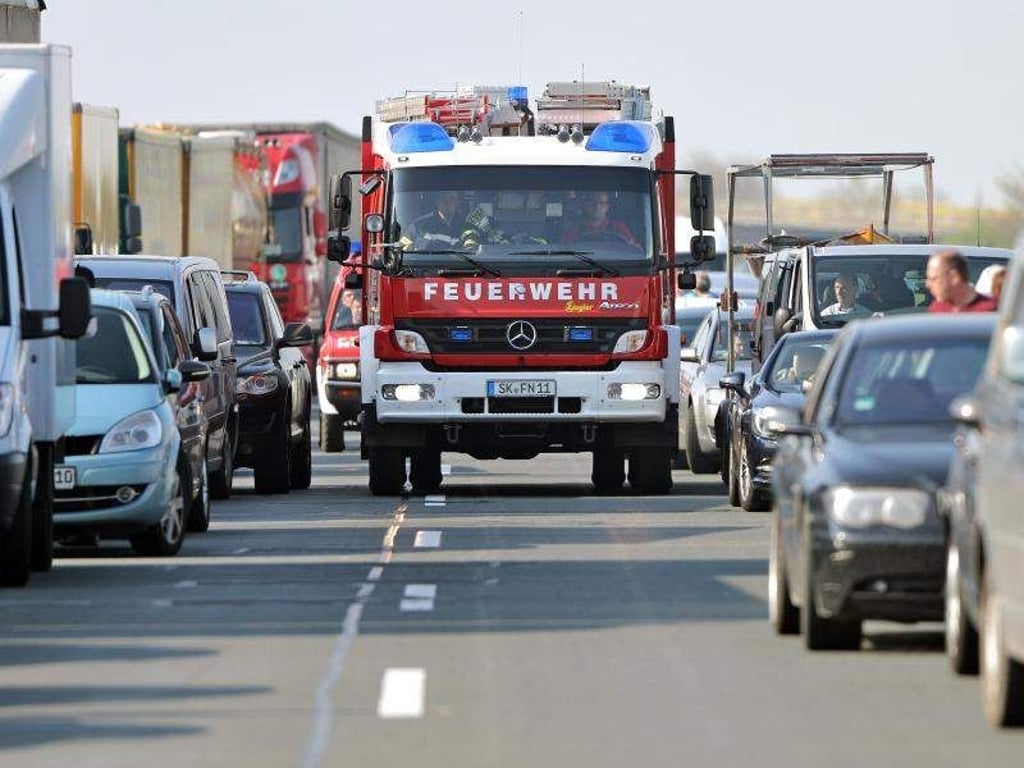 Die Straßenverkehrsordnung (Paragraf 11 Absatz 2 StVO) verpflichtet Autofahrer zum Bilden einer Rettungsgasse. Foto: Jan Woitas/dpa