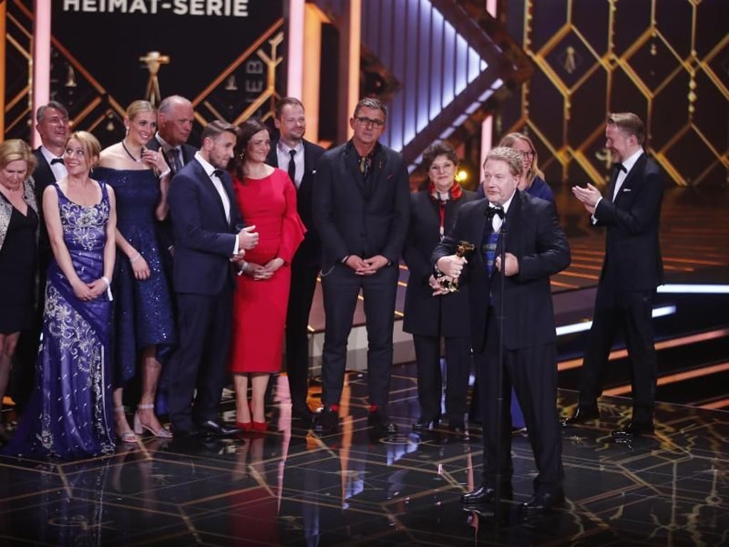 Das Team der Serie «Der Bergdoktor« gewinnt den Publikumspreis. Foto: Hannibal Hanschke/Reuters