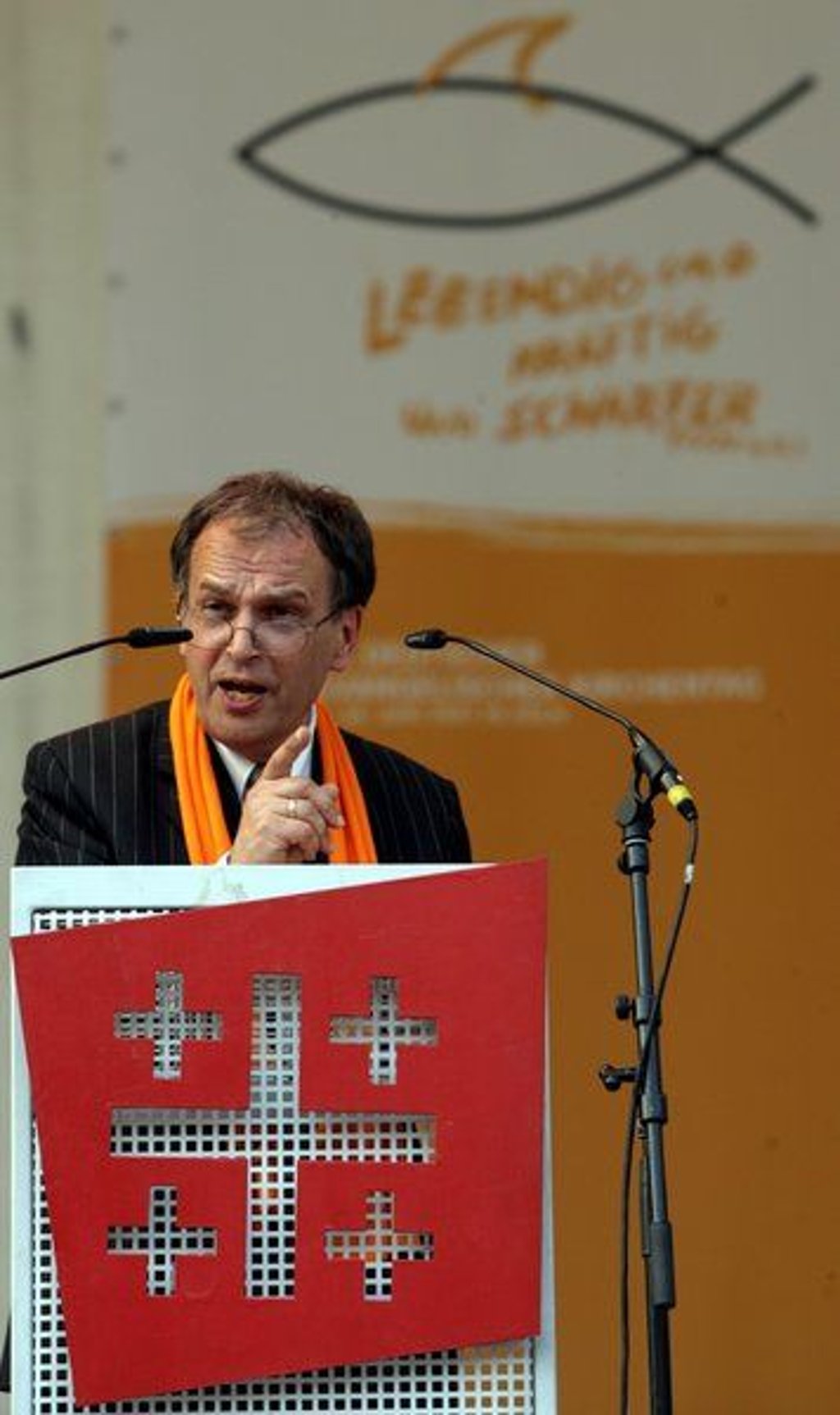 Kirchentagspräsident Reinhard Höppner spricht am Donnerstag (07.06.2007) beim "Ruf an die G8" auf der Bühne des Evangelischen Kirchentages. Der 31 Evangelische Kirchentag findet bis zum 10. Juni 2007 in Köln statt. Foto: Federico Gambarini dpa/lnw +++(c) dpa - Bildfunk+++