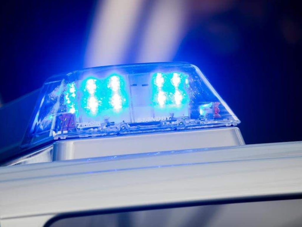 Das Dach eines Polizeiautos mit Blaulicht. Foto: Rolf Vennenbernd/Archiv
