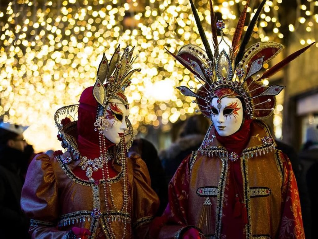 Kostümierte beim Karneval in Venedig. Foto: Jin Yu