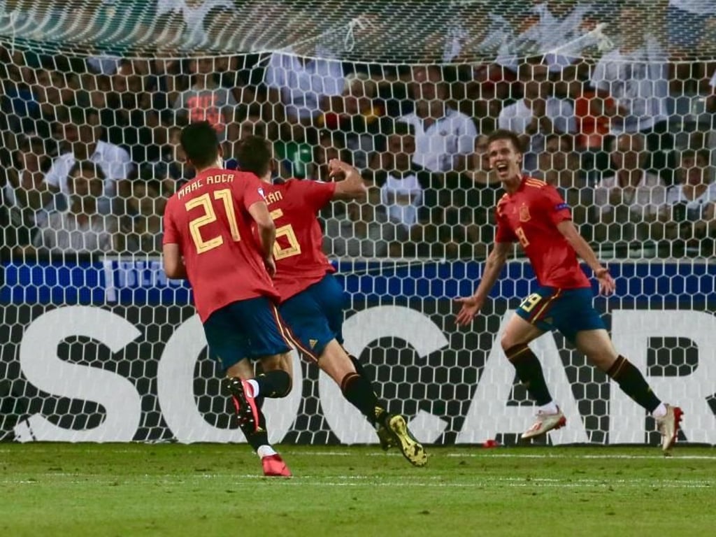 Dani Olmo (r) jubelt nach seinem Tor zum 2:0. Foto: Cezaro De Luca