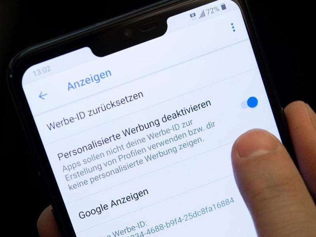 Schluss mit der personalisierten Werbung: Android-Nutzer können das zu persönliche Datensammeln in den Einstellungen für Werbeanzeigen abschalten. Foto: Christophe Gateau