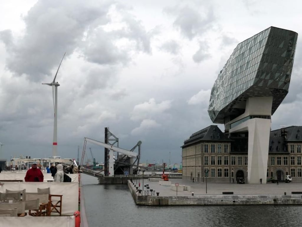 Direkt neben dem spektakulären Hafenamt von Antwerpen passiert die «A-Rosa Brava» in einem spektakulären Einparkmanöver eine Klappbrücke. Foto: Andrea Warnecke