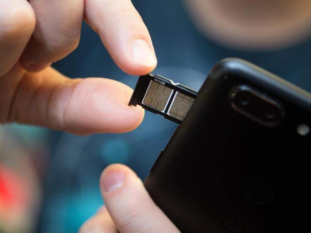 Mit einem Dual-SIM-Telefon können zwei Anschlüsse betrieben oder verschiedene Telefonie- und Datenanbieter genutzt werden. Foto: Franziska Gabbert/dpa-tmn