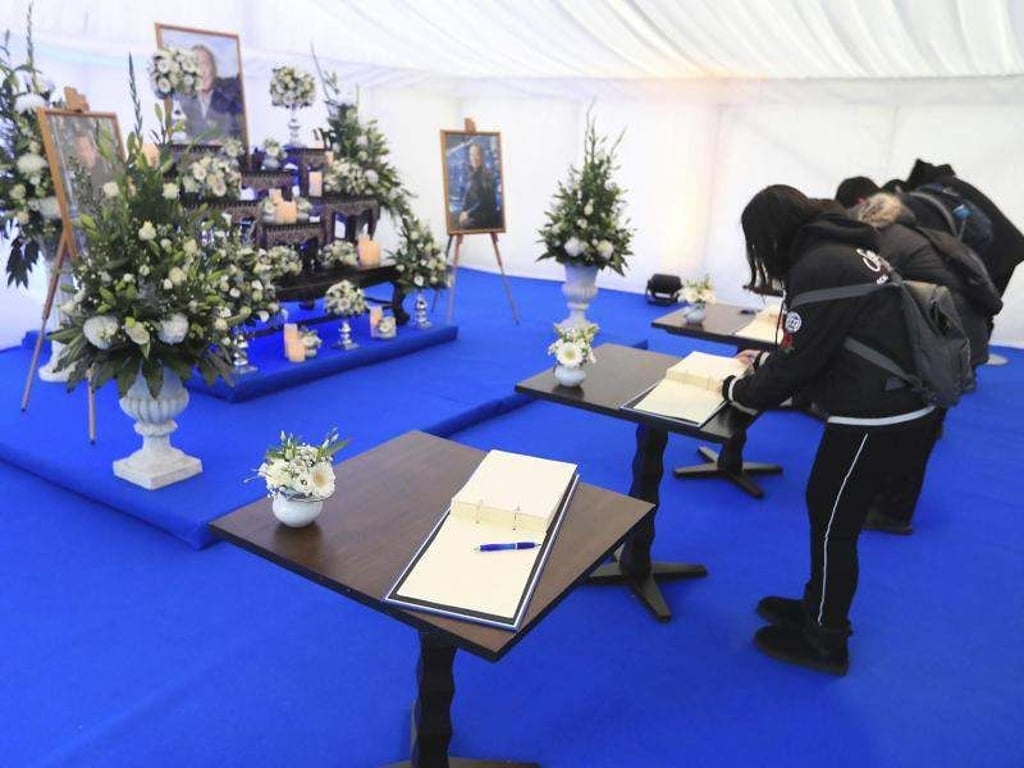 Leicester City-Fans schreiben in ein Kondolenzbuch für Vichai Srivaddhanaprabha. Foto: Mike Egerton/PA