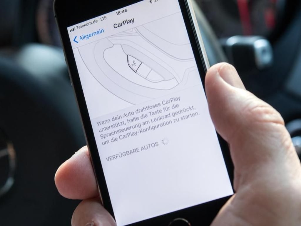 Um das Handy mit dem Auto verbinden zu können, ist nicht nur neue Hardware fürs Fahrzeug nötig, sondern auch das Betriebssystem des Handys muss kompatibel sein und im Zweifel upgedatet werden. Foto: Andrea Warnecke