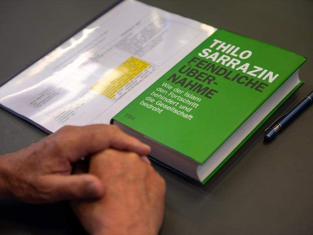 Thilo Sarrazins Buch «Feindliche Übernahme» von liegt vor der Sitzung der SPD-Schiedskommission auf einem Tisch im Sitzungssaal. Foto: Monika Skolimowska