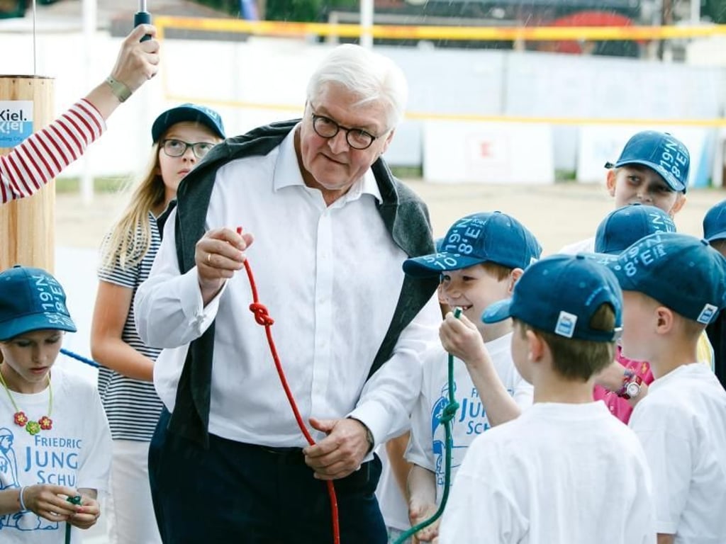 Bundespräsident Frank-Walter Steinmeier präsentiert bei der Kieler Woche Segelschülern seinen gerade erlernten Seglerknoten. Foto: Frank Molter