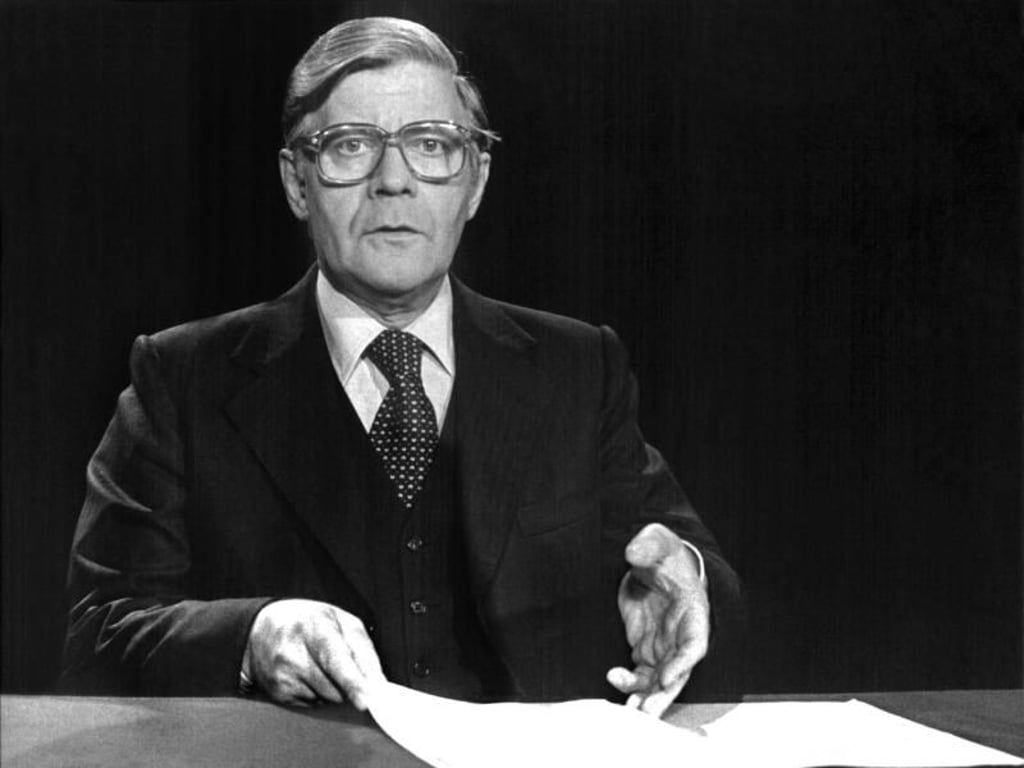 Deutscher Herbst: Bundeskanzler Helmut Schmidt nimmt am 5. September 1977 in einer Fernseherklärung Stellung zur Entführung von Hanns Martin Schleyer durch die RAF. Foto: Sanden