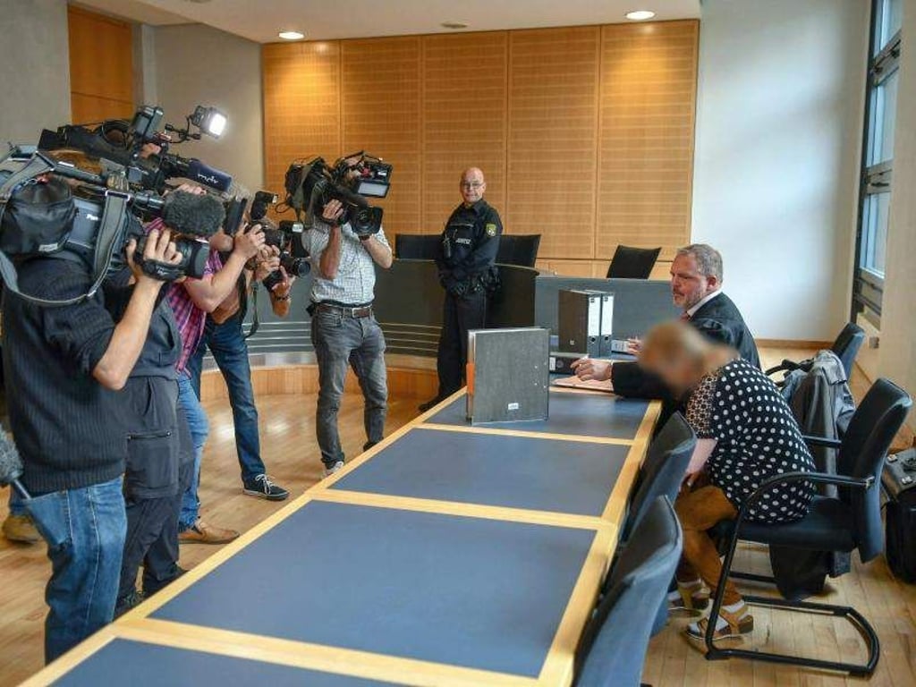 Medienvertreter fotografieren und filmen die Angeklagte, die neben ihrem Verteidiger Christoph Wolters sitzt. Foto: Tom Wunderlich
