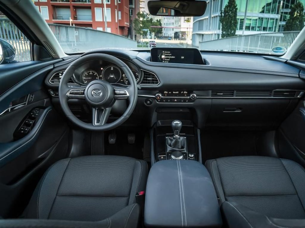 Digitale Entgiftung: Große Bildschirme suchen Fahrer hier vergebens. So können sie sich besser auf den Verkehr konzentrieren. Foto: Mazda