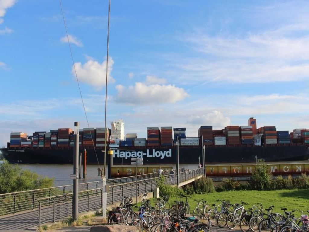 Wenige Seemeilen vor dem Hamburger Hafen zieht am Anleger Willkomm-Höft in Wedel die große weite Welt vorbei. Foto: Deike Uhtenwoldt