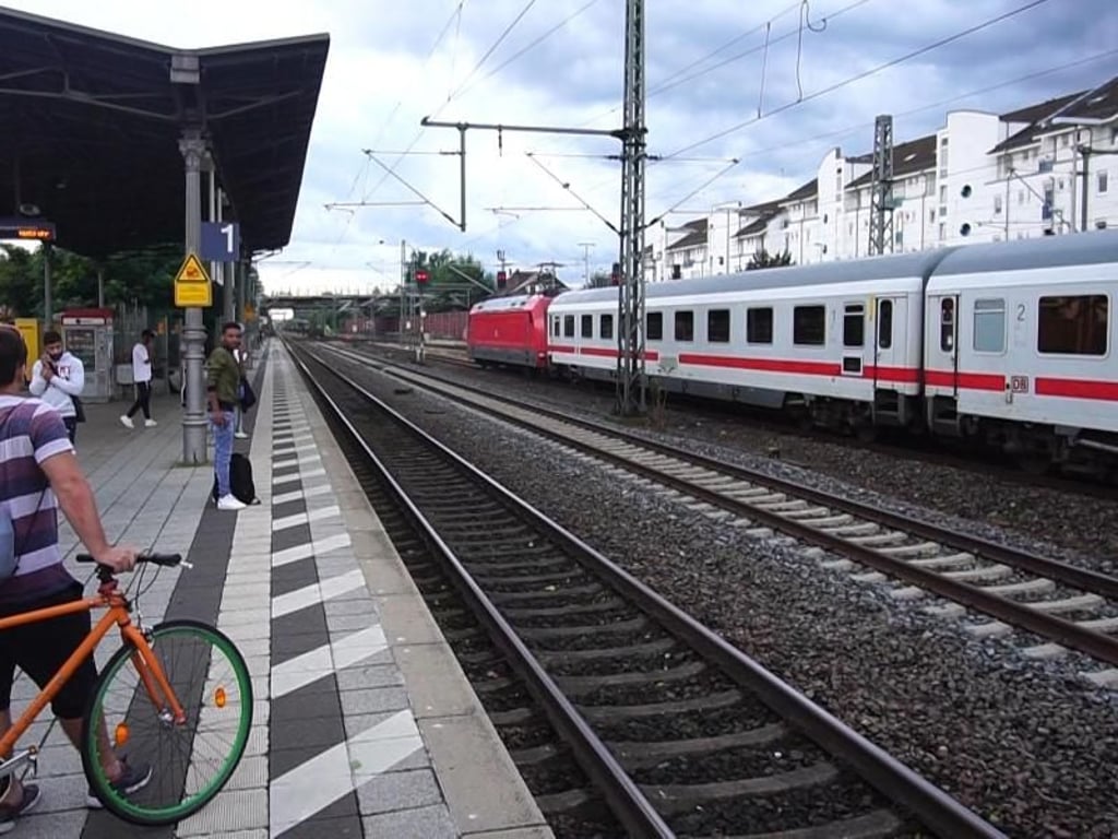 Stillstand am Langener Bahnhof: Zwischen Mannheim und Frankfurt war nach dem Unwetter zeitweilig kein Zugverkehr möglich. Foto: Frank Rumpenhorst