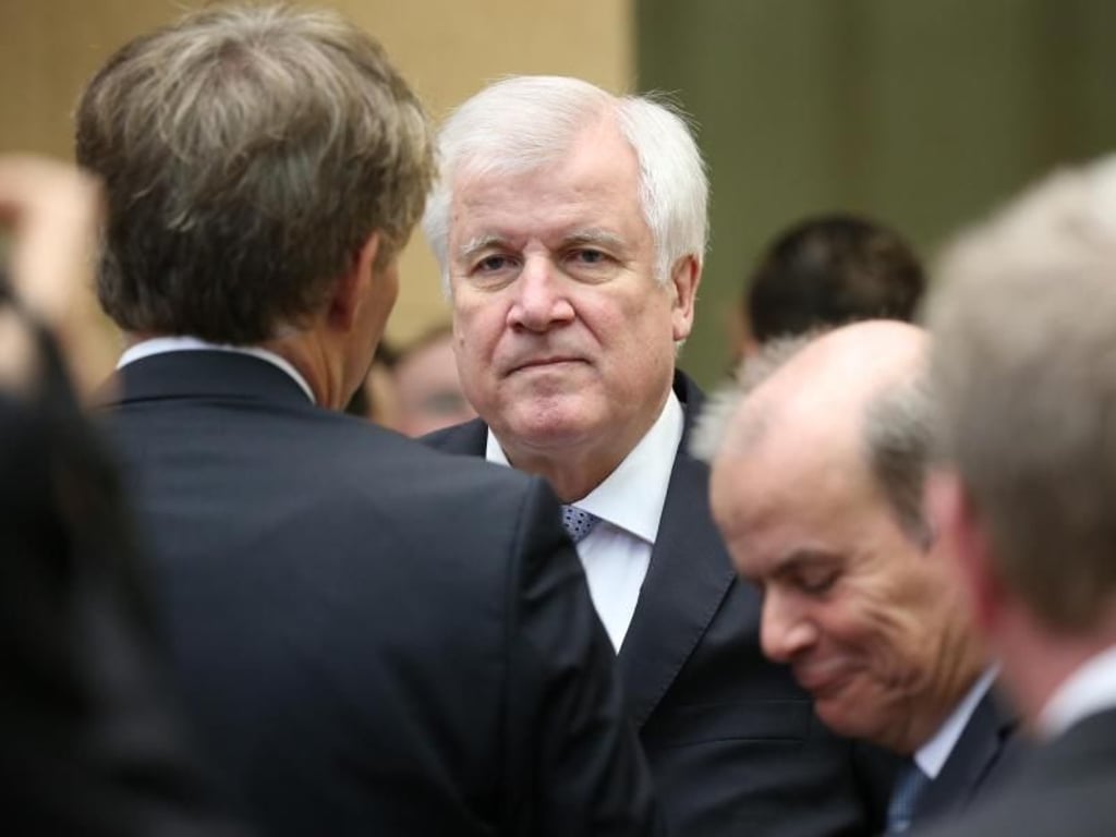 Der bayerische Ministerpräsident Horst Seehofer unterhält sich zu Beginn der Bundesratssitzung mit Mitgliedern der Ländervertretung. Foto: Wolfgang Kumm
