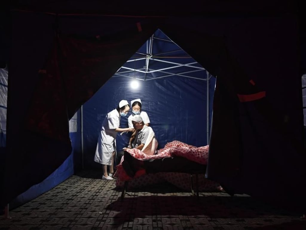 Krankenschwestern versorgen einen durch die Erdbeben verletzten Mann im chinesischen Jiuzhaigou. Foto: Liu Kun