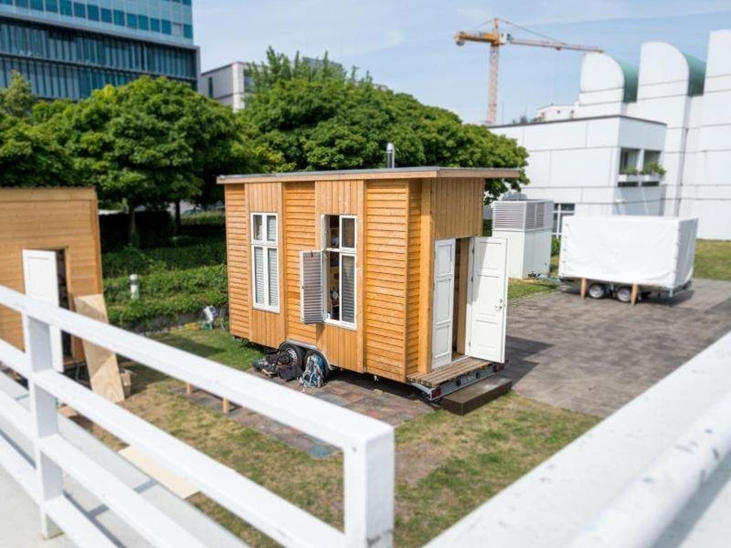 Heim auf Rädern: ein Tiny House, aufgenommen auf dem Gelände des Bauhaus Campus in Berlin. Foto: Alexander Heinl/Archiv