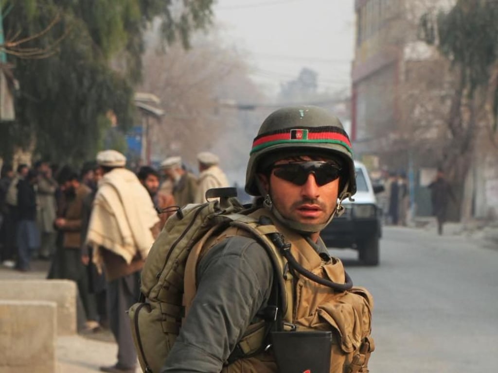 Nach einem Überfall steht ein Mitglied der afghanischen Sicherheitskräfte am Ort des Anschlags. Foto: XinHua