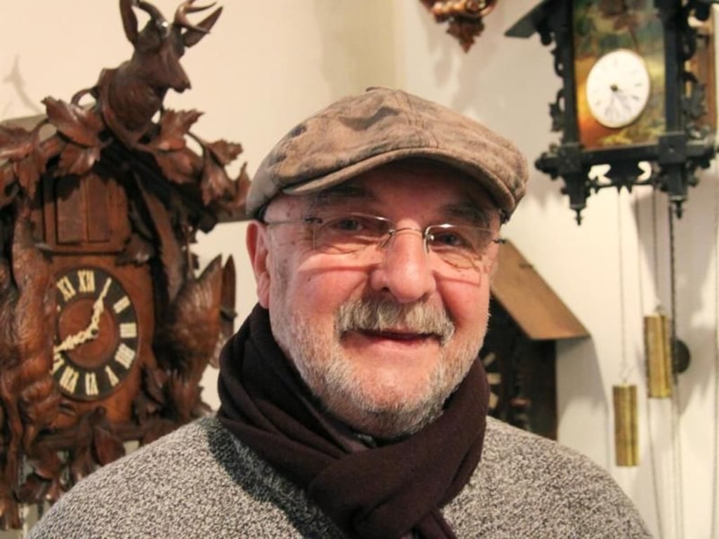 Alles zur Geschichte der Kuckucksuhr: Herbert Mark führt Besucher durch das Klostermuseum in St. Märgen. Foto: Larissa Loges