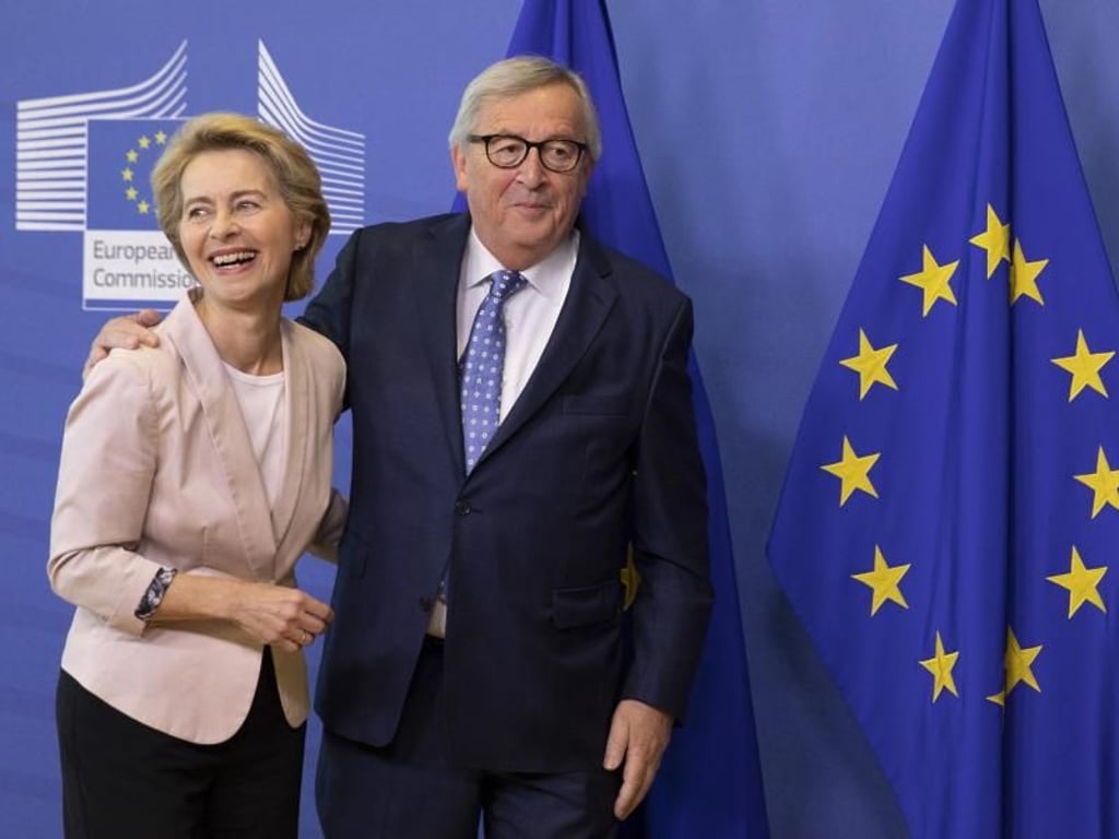 Ursula von der Leyen und Jean-Claude Juncker in der EU-Zentrale in Brüssel. Foto: Virginia Mayo/AP