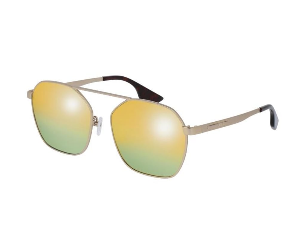 Gläser mit Farbverlauf liegen bei Sonnenbrillen im Trend. McQ setzt auf Gelb zu Grün (ca. 150 Euro). Foto: McQ/dpa-tmn