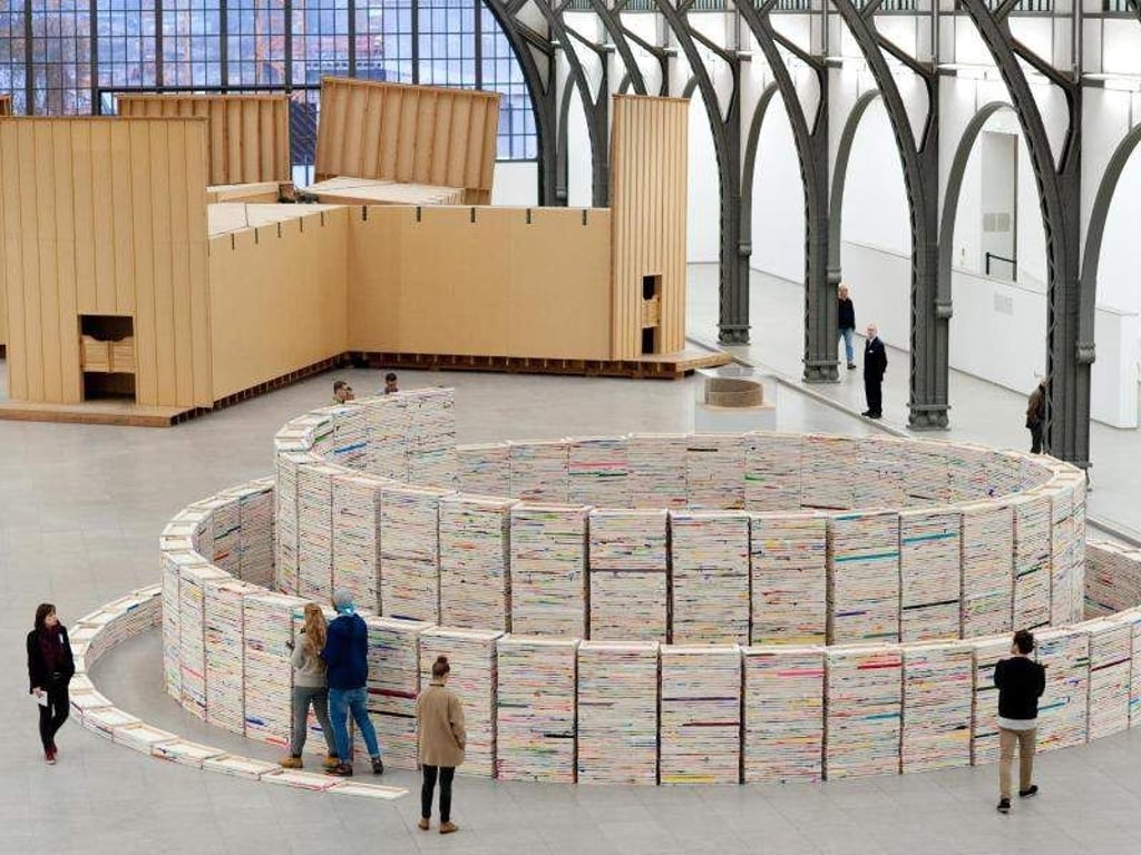 Richard Jackson, 5050 Stacked Paintings, 1998/2015 und «Saloon Theater» (1995 - 1999) von Paul McCarthy im Hintergrund. Foto: Klaus-Dietmar Gabbert/dpa