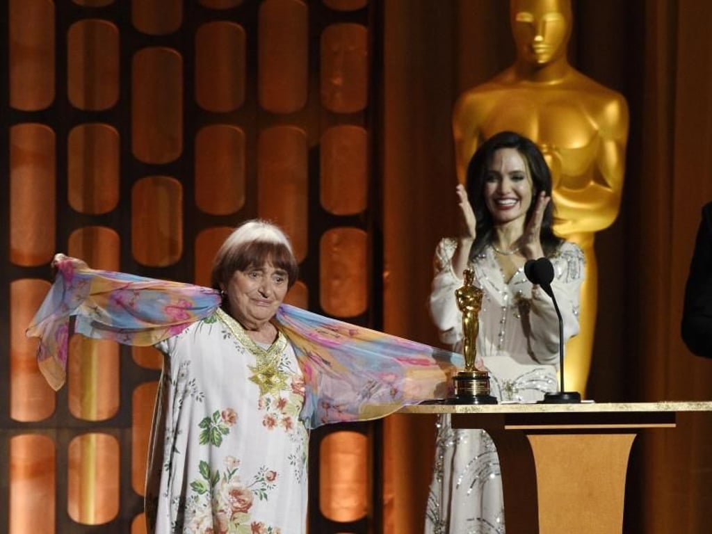 Agnès Varda (l) freut sich über ihren Ehren-Oscar, daneben applaudiert Angelina Jolie. Foto: Chris Pizzello