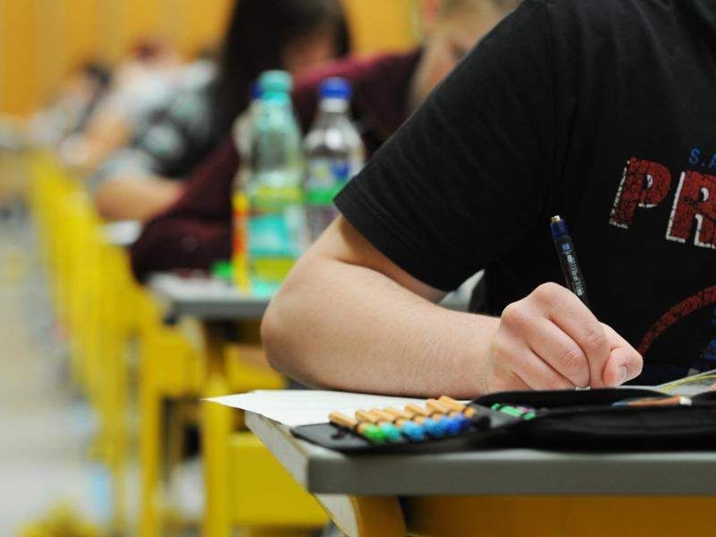 Abiturienten schreiben in Bayern eine Abiturprüfung. Dass Schüler über angeblich zu schwere Aufgaben klagen, kommt nicht selten vor, in dieser Anzahl ist es aber dennoch bemerkenswert. Foto: Armin Weigel