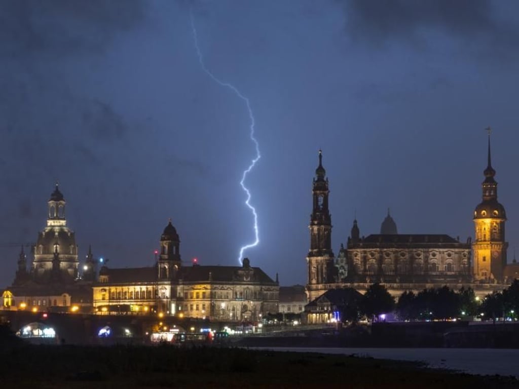 Gewitter über der historischen Dresdner Altstadtkulisse mit der Frauenkirche (l-r), der Kunstakademie, dem Ständehaus, der Hofkirche, dem Hausmannsturm und der Semperoper. Foto: Robert Michael