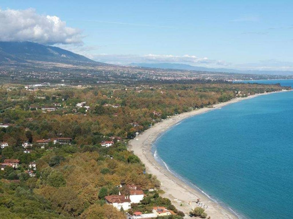 Berge und Meer: Ausblick von der Burg Platamon auf den südlichen Teil der Olympischen Riviera. Foto: Andreas Drouve