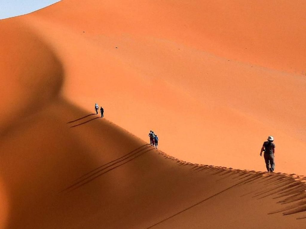 Auf Wüstentour in Algerien sind die Gäste von Hauser Exkursionen mit Touareg unterwegs - eine Möglichkeit des kulturellen Austausches. Foto: Andrea Bahmann