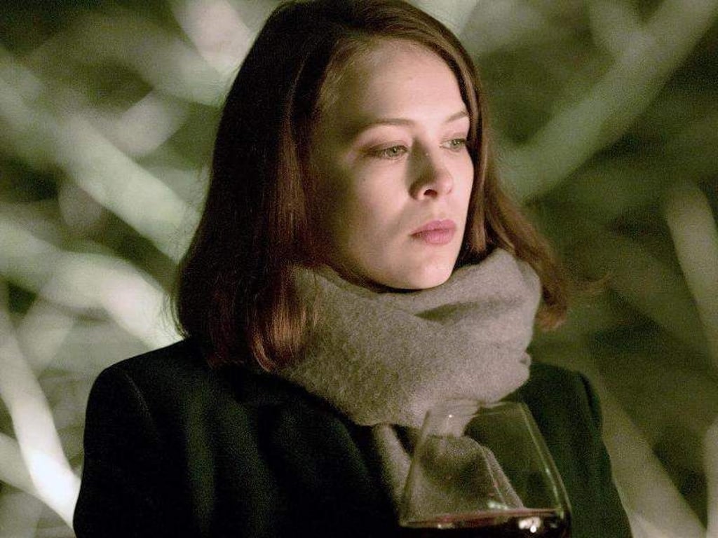 Die ehrgeizige Jungbankerin Jana Liekam (Paula Beer) versucht, sich in der harten Finanzwelt zu behaupten. Foto: Ricardo Vaz Palma/ZDF