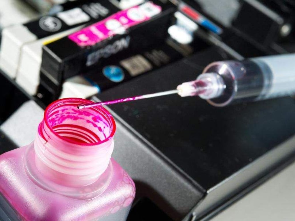 Schwierige Operation, teils mit Spritze: Das Nachfüllen in Eigenregie ist nur begrenzt empfehlenswert. Foto: Franziska Gabbert