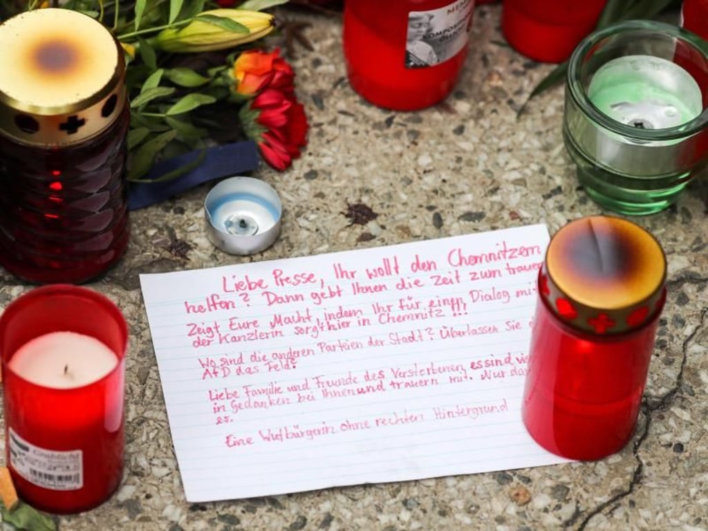 Eine Botschaft an die Presse liegt am Tatort in Chemnitz zwischen Blumen und Kerzen, unterzeichnet von einer «Wutbürgerin ohne rechten Hintergrund». Foto: Jan Woitas