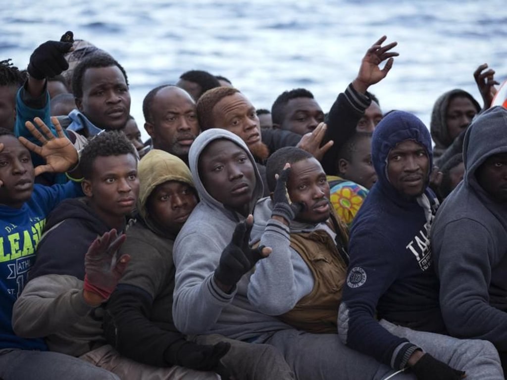 Migranten und Flüchtlinge in einem Gummiboot mit dem Ziel Europa. Sie wurden nördlich der libyschen Stadt Sabratha aus dem Mittelmeer gerettet. Foto: Emilio Morenatti