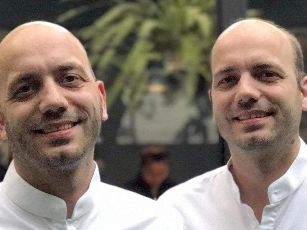 Die deutschen Zwillingsbrüder Thomas (l) und Mathias Sühring teilen nicht nur den Nachnamen, sondern auch den Beruf. Foto: Christoph Sator