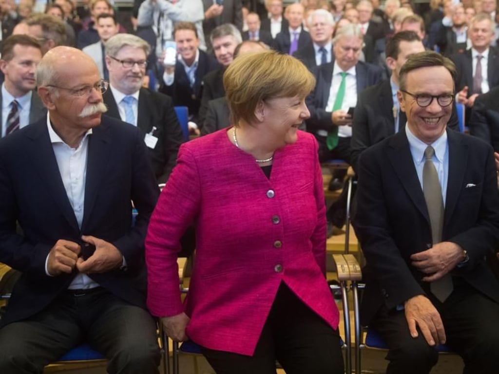 Kanzlerin Angela Merkel zwischen Daimler-Vorstandschef Dieter Zetsche (L) und VDA-Präsident Matthias Wissmann bei der Eröffnungsfeier der IAA. Foto: Frank Rumpenhorst