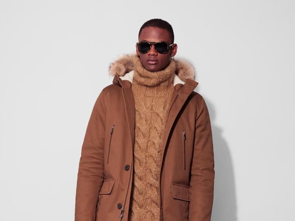 Grober Strick kann auch sportlich wirken, wie Michael Kors mit diesem Modell zeigt (Pullover 495 Euro, Parka 995 Euro, Hose 295 Euro, Tasche 685 Euro, Schuhe 495 Euro). Foto: Michael Kors