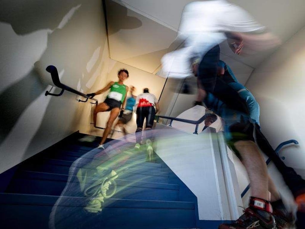 Die Läufer überbrücken die Marathondistanz von 42,192 Kilometern, allerdings laufen sie diese im Treppenhaus eines Hochhauses. Foto: Peter Steffen