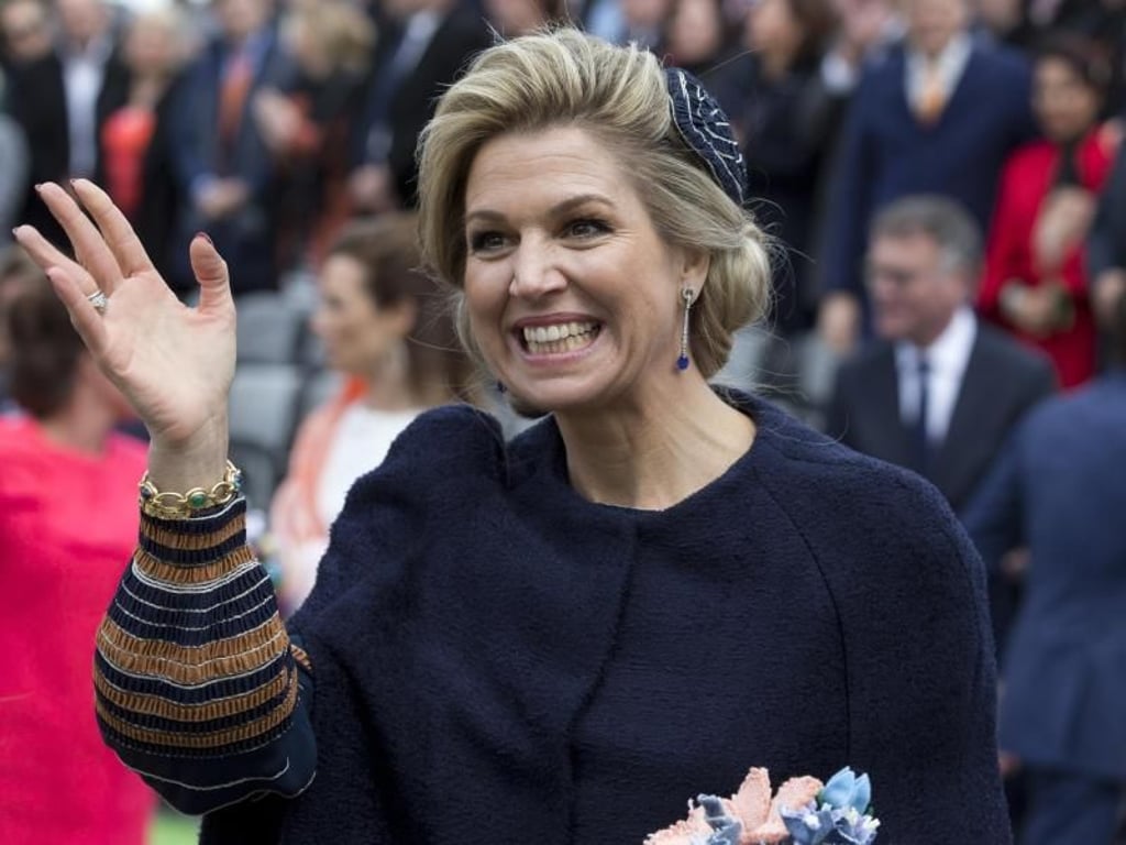 Königin Máxima feiert selbstverständlich auf der Straße mit. Foto: Peter Dejong