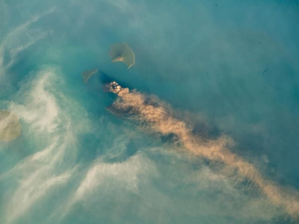 Schon im September schickte Raumfahrer Alexander Gerst dieses Bild des rauchenden Krakatau aus dem Weltall hinunter zur Erde. Foto: Alexander Gerst/ESA