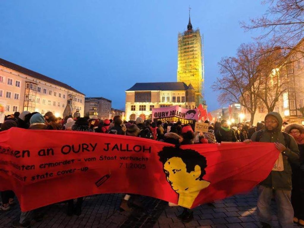 Demonstrantion in Gedenken an Oury auf dem Marktplatz in Dessau-Rosslau. Jalloh war am 7. Januar 2005 bei einem Feuer in einer Dessauer Polizeizelle ums Leben gekommen. Foto: Sebastian Willnow