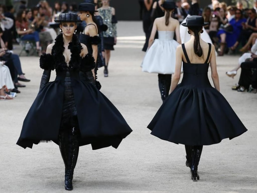 Die Models im typischen Look der Modemacherin Coco Chanel auf dem Catwalk in Paris. Foto: Francois Mori