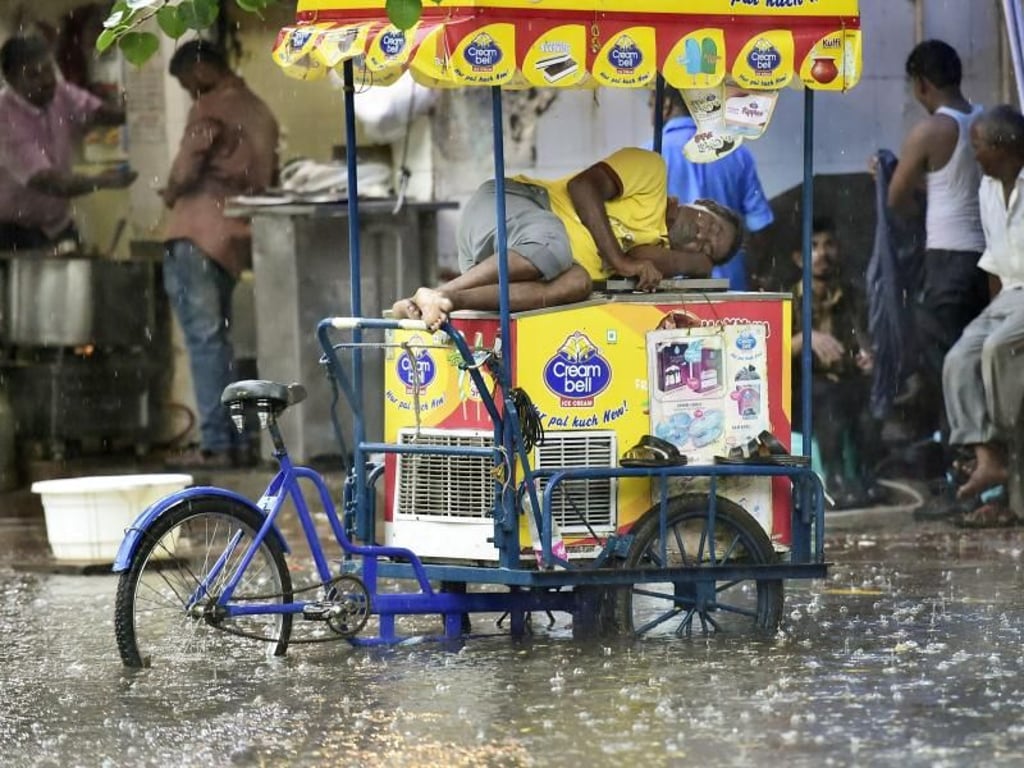 Ein Eis-Verkäufer schläft in Neu Delhi auf seinem Eiswagen. Foto: N D-KK/PTI