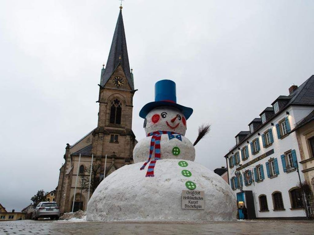 Der Riesenschneemann von Bischofsgrün. Er hat auch einen Namen: Jakob. Foto: Nicolas Armer