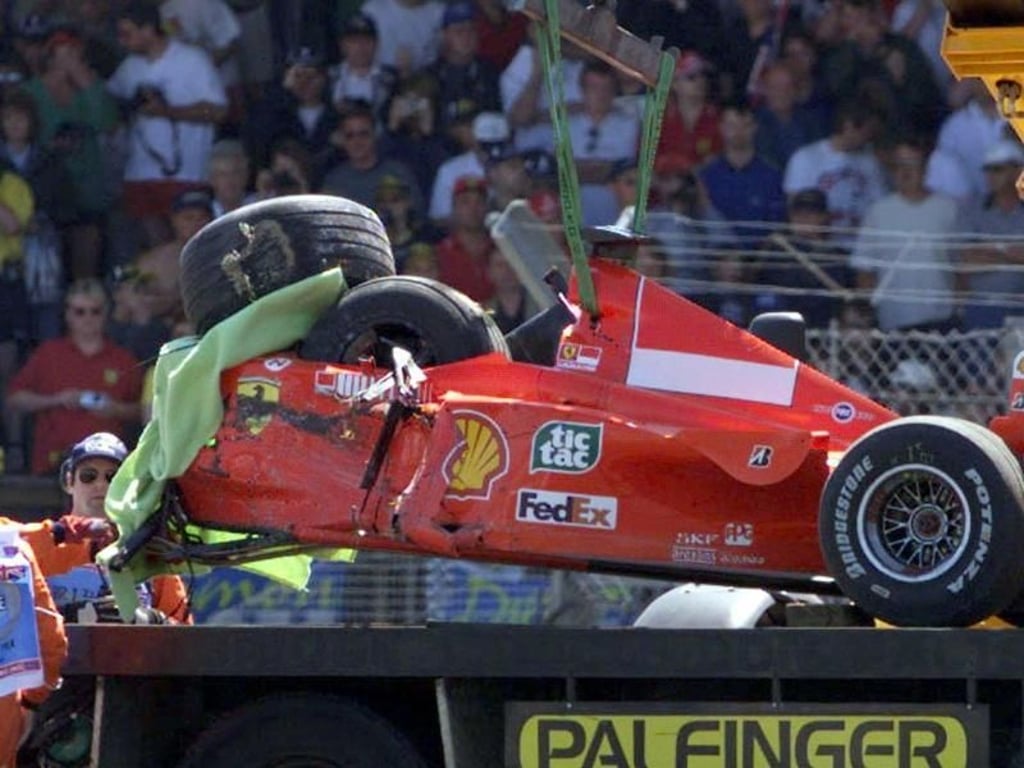Der zerstörte Ferrari von Michael Schumacher im Jahr 1999 in Silverstone. Foto: Frm