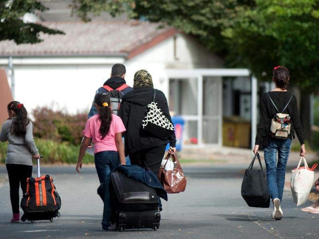 Flüchtlinge erreichen das Grenzdurchgangslager Friedland in Niedersachsen. Foto: Swen Pförtner/Archiv