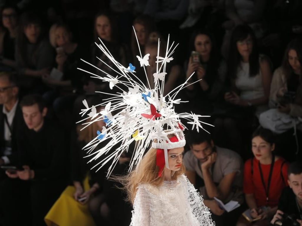 Schrille Hutmode in Moskau bei der Fashion Week. Foto: Maxim Shipenkov