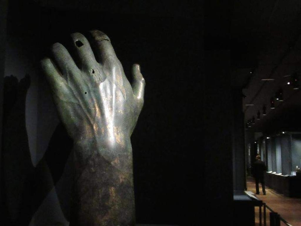 Die Bronze-Skulptur einer Hand Konstantins aus der Sammlung des Ciampietro Campana im Louvre. Foto: Sabine Glaubitz